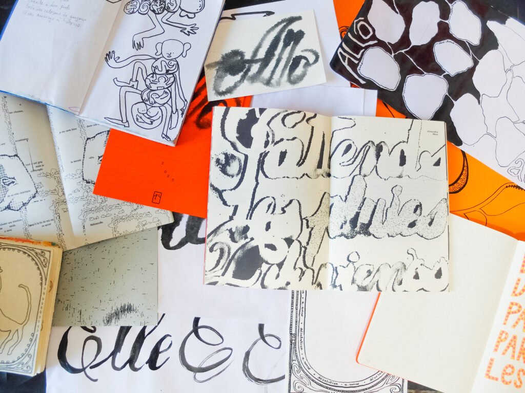 Livre ouvert et empilés