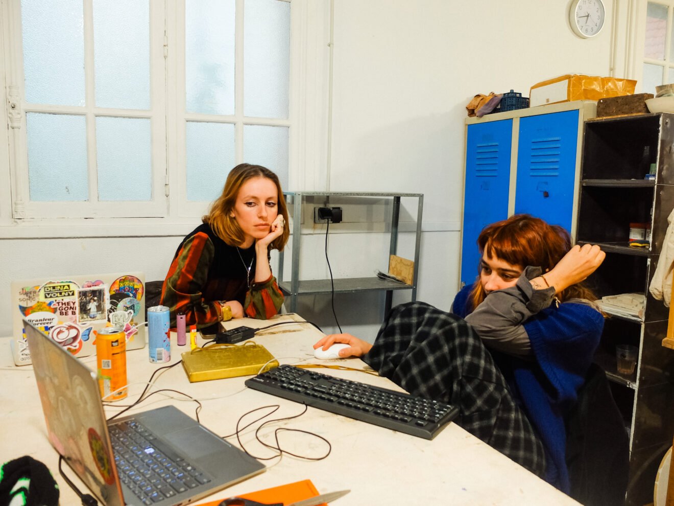 Personne travaillant sur un bureau